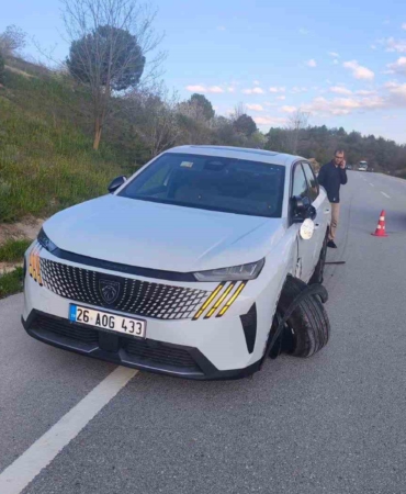 Sürücü karşı şeritten gelen otomobile çarptı: 1 yaralı