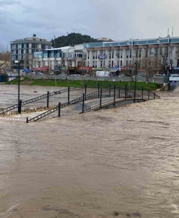 Çanakkale’de Kocabaş Çayı taştı, otopark sular altında kaldı