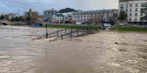 Çanakkale’de Kocabaş Çayı taştı, otopark sular altında kaldı