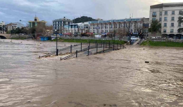 Çanakkale’de Kocabaş Çayı taştı, otopark sular altında kaldı