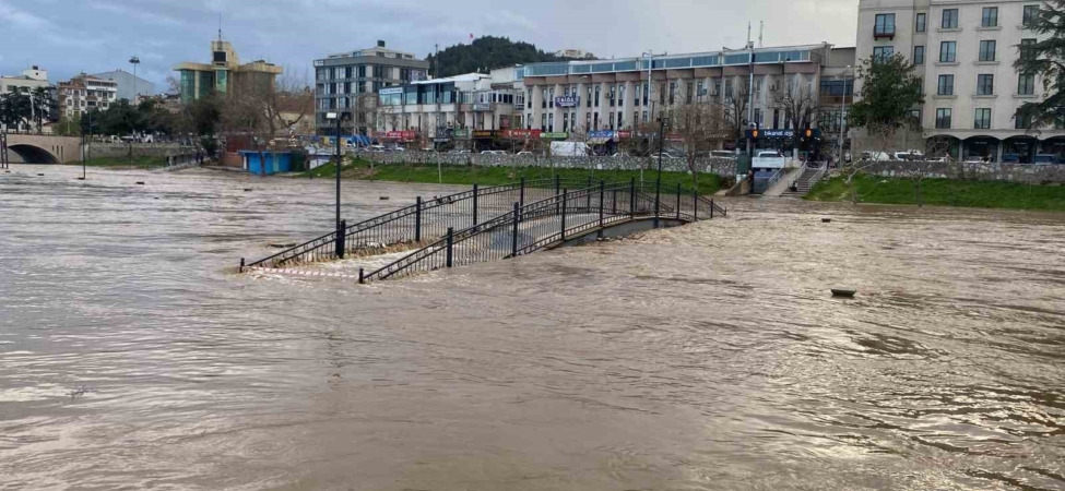Çanakkale’de Kocabaş Çayı taştı, otopark sular altında kaldı