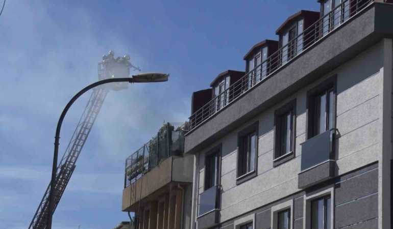 Üsküdar’da korkutan çatı yangını