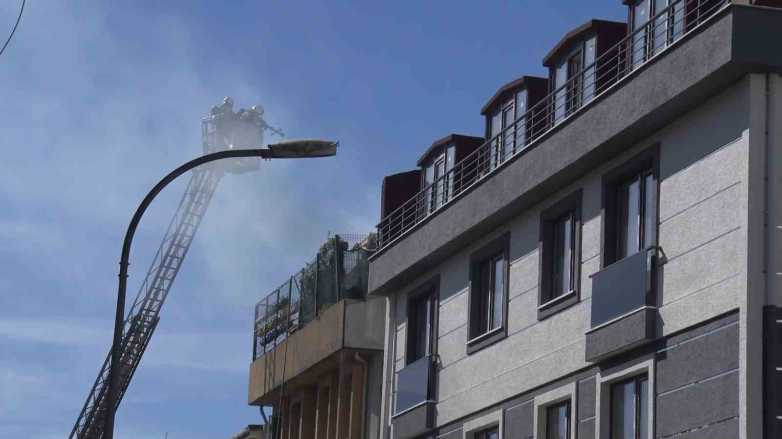 Üsküdar’da korkutan çatı yangını