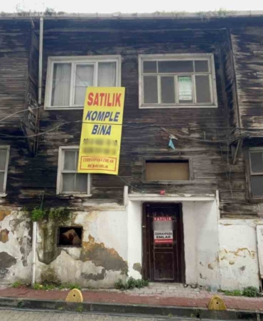 Fatih’te izinsiz kazı yapılan ev görüntülendi