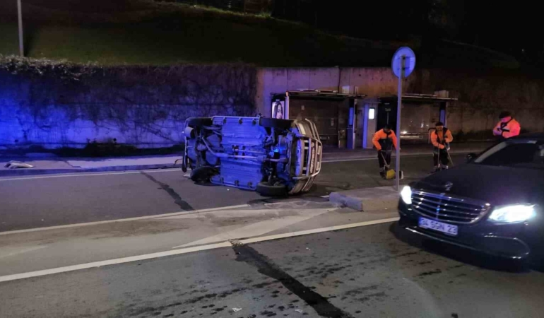 Kağıthane’de alkollü sürücü viyadükte kazaya neden oldu: Cip yan yattı