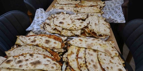 Pendik’te Milli Takım sevinci: 20 bin lokma, 1000 lahmacun dağıtıldı