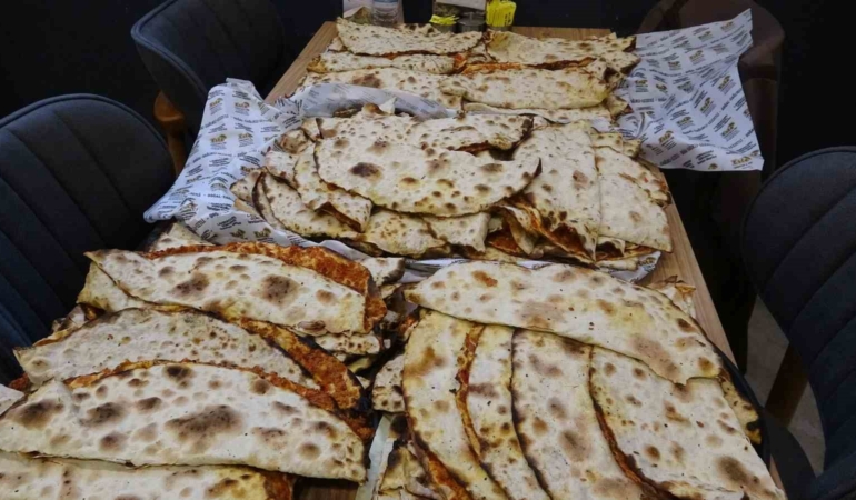 Pendik’te Milli Takım sevinci: 20 bin lokma, 1000 lahmacun dağıtıldı