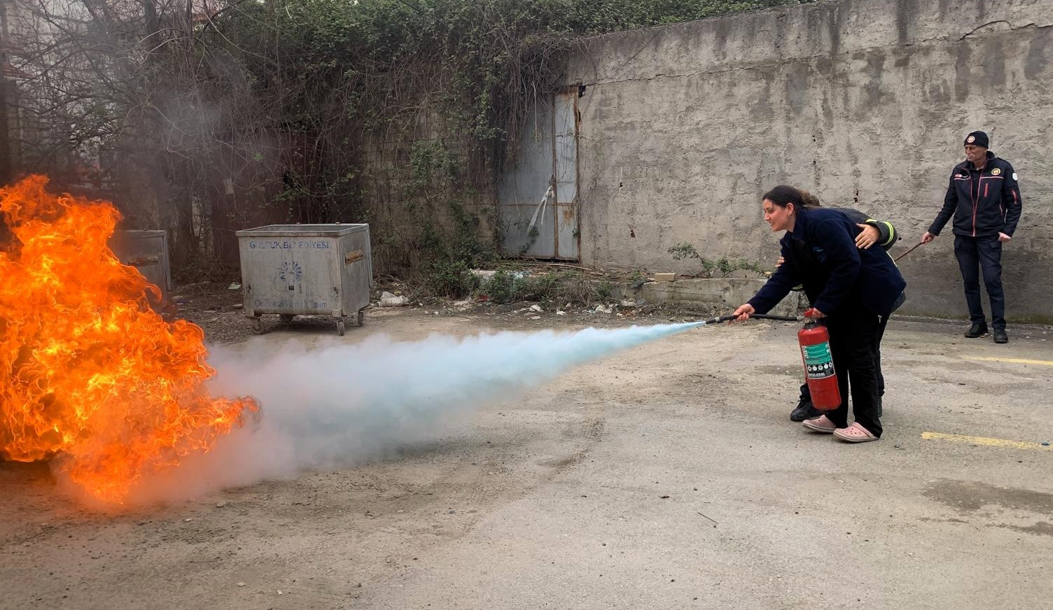 Sağlık çalışanlarına uygulamalı yangın eğitimi verildi
