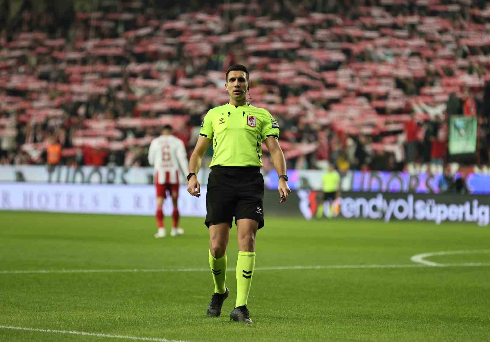 Göztepe - Galatasaray maçının hakemi Alper Akarsu oldu