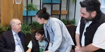 Cumhurbaşkanı Erdoğan, vatandaşlarla kafede sohbet etti