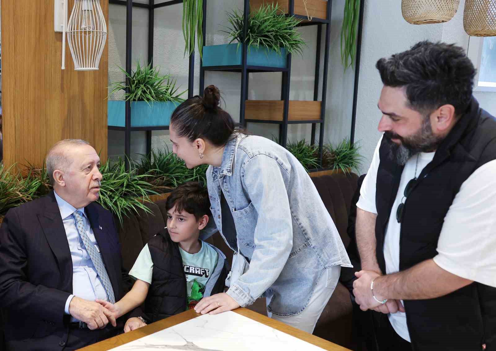 Cumhurbaşkanı Erdoğan, vatandaşlarla kafede sohbet etti