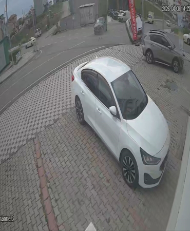 Çarpışan araçlardan biri takla attı, 7 kişi yaralandı: Kaza anı kamerada