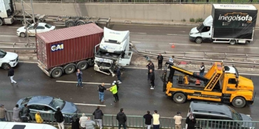 D-100’de kazaya karışan tır makaslayarak karşı şeride geçti