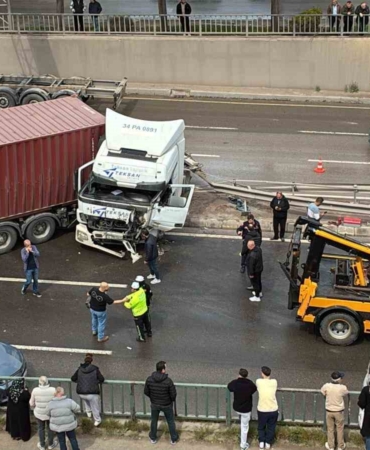 D-100’de kazaya karışan tır makaslayarak karşı şeride geçti