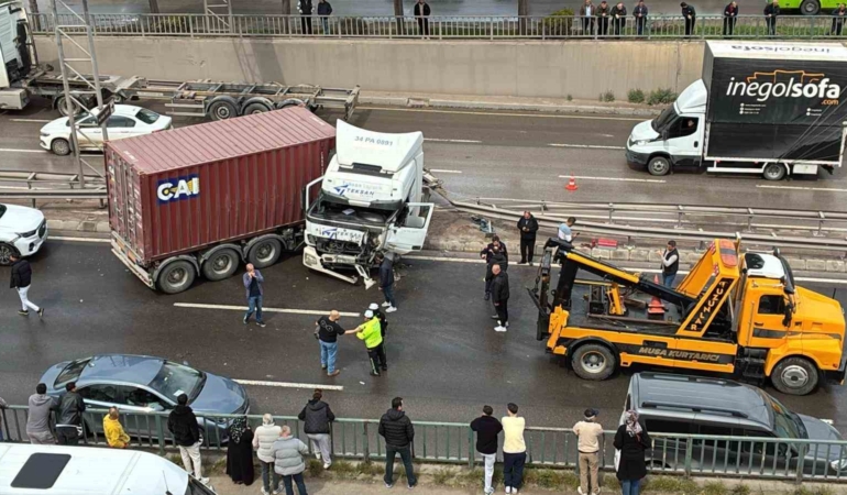 D-100’de kazaya karışan tır makaslayarak karşı şeride geçti