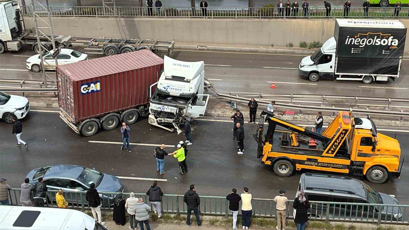 D-100’de kazaya karışan tır makaslayarak karşı şeride geçti