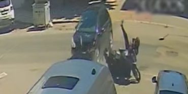 Otomobille çarpışan motosikletlinin savrularak yaralandığı kaza kamerada