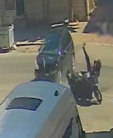 Otomobille çarpışan motosikletlinin savrularak yaralandığı kaza kamerada