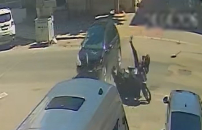 Otomobille çarpışan motosikletlinin savrularak yaralandığı kaza kamerada
