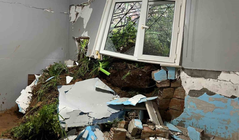 Maltepe’de toprak kayması: Tek katlı ev kullanılamaz hale geldi