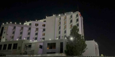 Otelin bahçesinde park halindeki karavan alev alev yandı