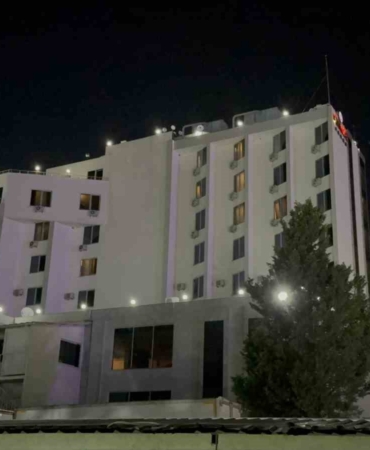 Otelin bahçesinde park halindeki karavan alev alev yandı