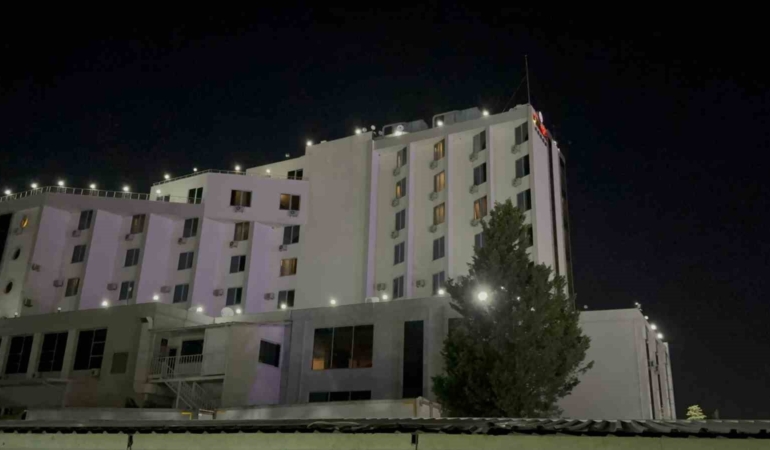 Otelin bahçesinde park halindeki karavan alev alev yandı