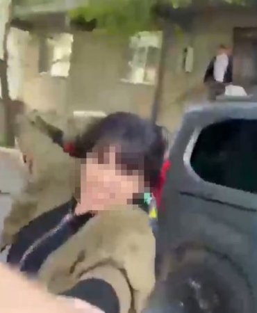 Esenyurt’ta bir kadın eski eşini sokak ortasında darp etti