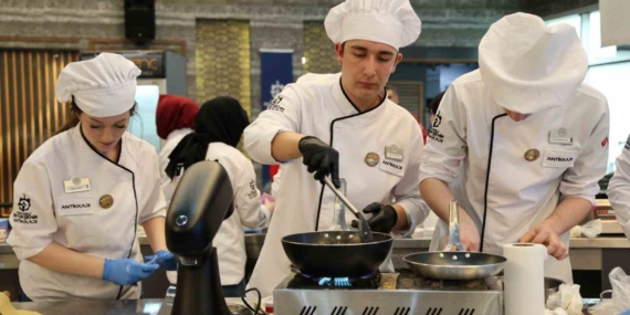 Liseli şefler "Gastro Genç 2026" ile yeteneklerini sergiledi