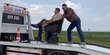 Tekirdağ’da görenler şaşırdı : Müşterisini çekici üzerinde traş etti