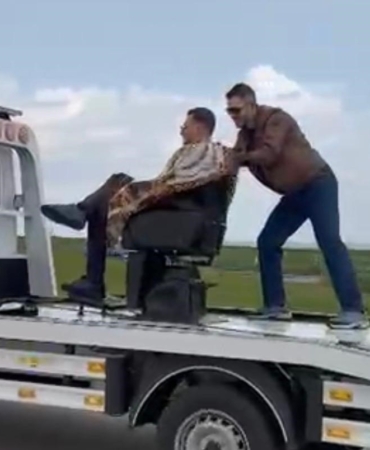 Tekirdağ’da görenler şaşırdı : Müşterisini çekici üzerinde traş etti