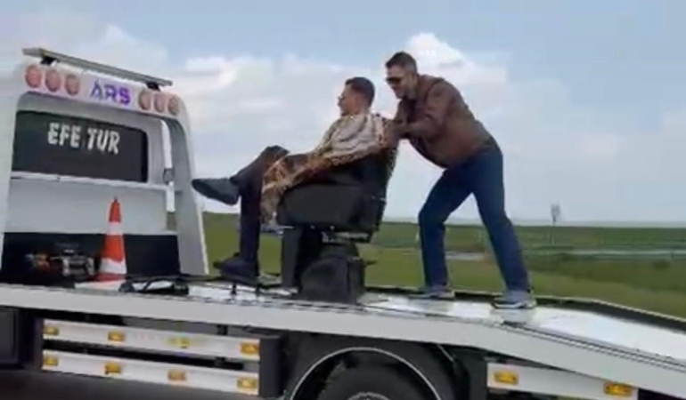 Tekirdağ’da görenler şaşırdı : Müşterisini çekici üzerinde traş etti