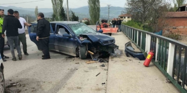 Otomobil ile traktör çarpıştı: 3 yaralı