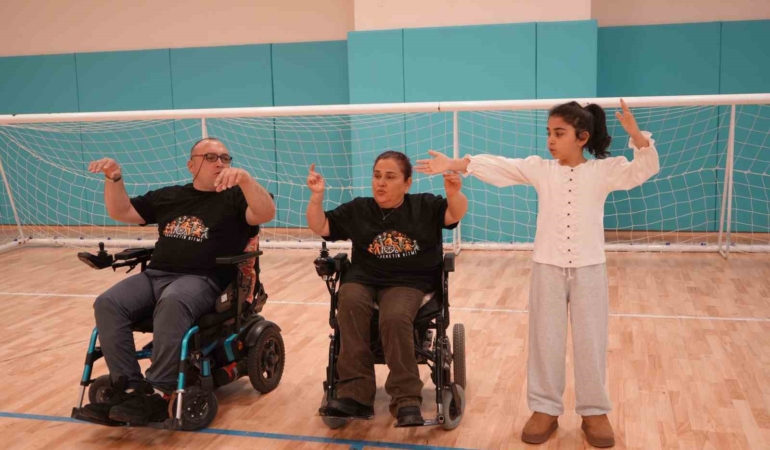 "Engellisiniz" diyenleri evlenerek, "yapamazsınız" diyenleri zeybek oynayarak susturdular