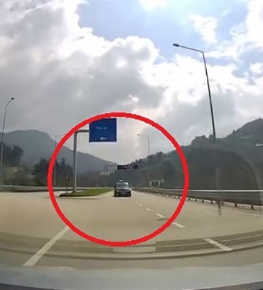 Ters yönden gelen araç faciayı böyle teğet geçti