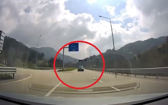 Ters yönden gelen araç faciayı böyle teğet geçti