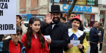 İzmit’te edebiyat kahramanları sokaklara indi