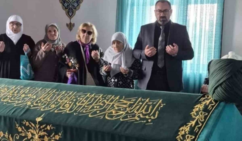Bilecik’te huzurevi sakinlerinden türbe ziyareti