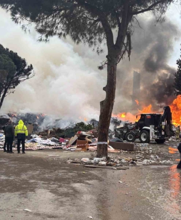 Kartal’da çöplük alanda korkutan yangın: Gökyüzü dumanlarla kaplandı
