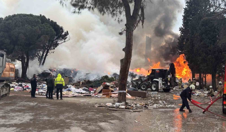 Kartal’da çöplük alanda korkutan yangın: Gökyüzü dumanlarla kaplandı
