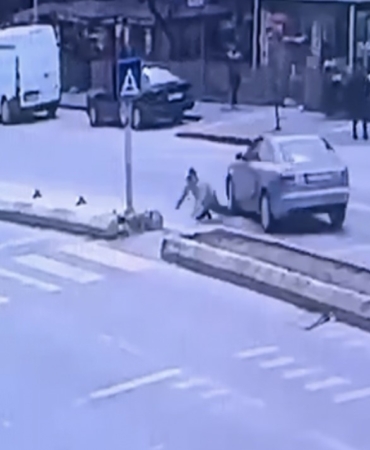 Otomobilin yayaya çarptığı kaza kamerada