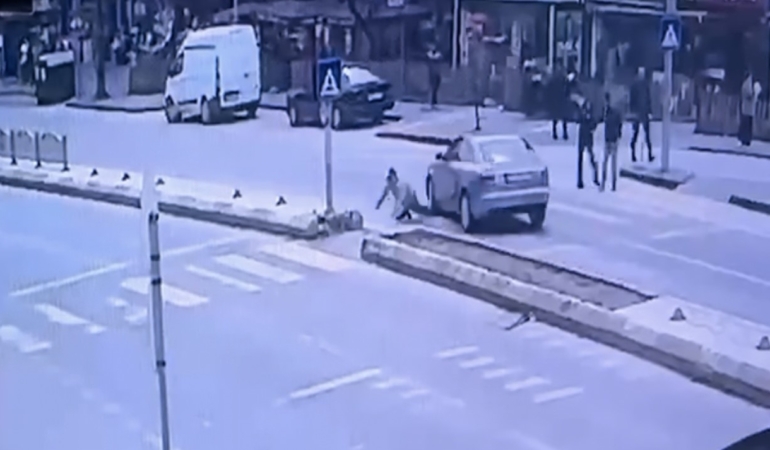 Otomobilin yayaya çarptığı kaza kamerada