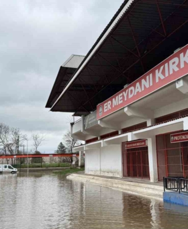 Edirne’de nehir taşkını: Sular Er Meydanına ilerliyor