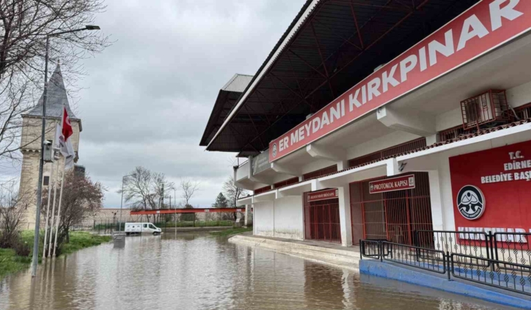 Edirne’de nehir taşkını: Sular Er Meydanına ilerliyor
