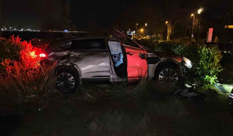 Fatih’te yoldan çıkan otomobil taklalar atarak parka savruldu: 1 yaralı