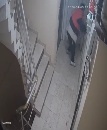 Hırsızlık için girdiği binada kapıları yokladı, açamayınca koridora tuvaletini yaptı