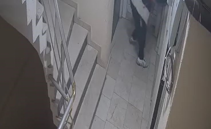Hırsızlık için girdiği binada kapıları yokladı, açamayınca koridora tuvaletini yaptı