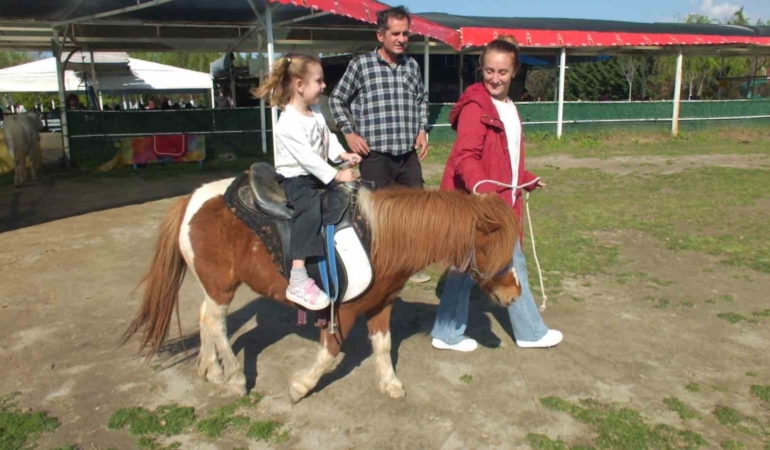 Balıkesir’de çocukların at binme sevinci