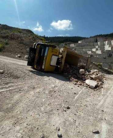 Bilecik’te taş yüklü kamyon devrildi: 2 yaralı