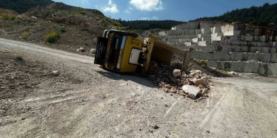 Bilecik’te taş yüklü kamyon devrildi: 2 yaralı